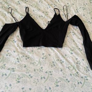 Black cold shoulder, long sleeve, Blanc crop top.